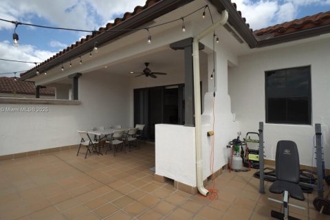 Townhouse in Doral, Florida 4 bedrooms, 226.5 sq.m. № 1943419 - photo 8