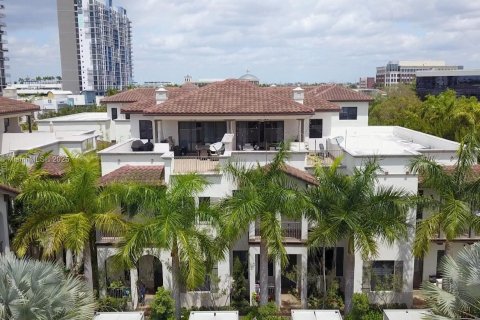 Townhouse in Doral, Florida 4 bedrooms, 226.5 sq.m. № 1943419 - photo 1
