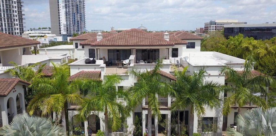 Townhouse in Doral, Florida 4 bedrooms, 226.5 sq.m. № 1943419