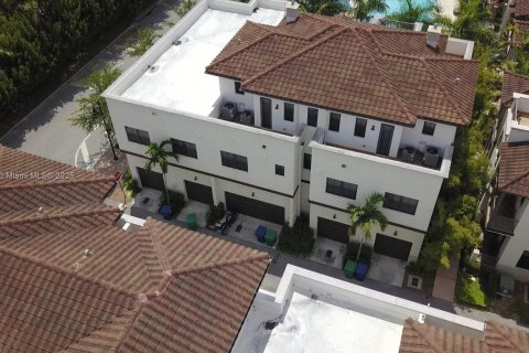 Townhouse in Doral, Florida 4 bedrooms, 226.5 sq.m. № 1943419 - photo 15