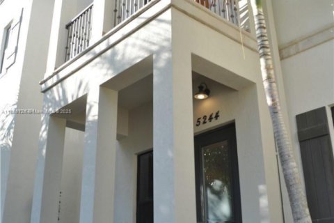 Townhouse in Doral, Florida 4 bedrooms, 226.5 sq.m. № 1943419 - photo 4
