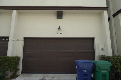 Townhouse in Doral, Florida 4 bedrooms, 226.5 sq.m. № 1943419 - photo 16