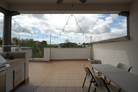 Townhouse in Doral, Florida 4 bedrooms, 226.5 sq.m. № 1943419 - photo 9