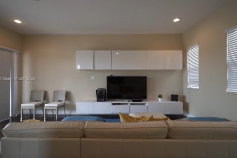 Townhouse in Doral, Florida 4 bedrooms, 226.5 sq.m. № 1943419 - photo 7