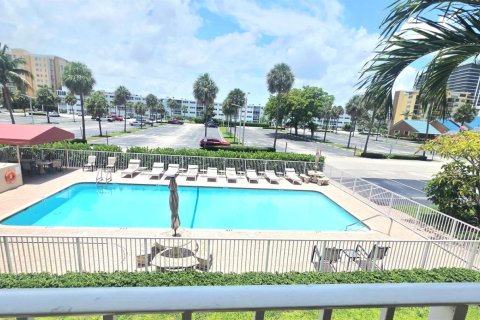 Condo in Pompano Beach, Florida, 2 bedrooms № 2173378 - photo 2