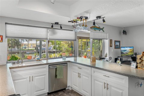 House in Apollo Beach, Florida 3 bedrooms, 147.71 sq.m. № 2166389 - photo 11