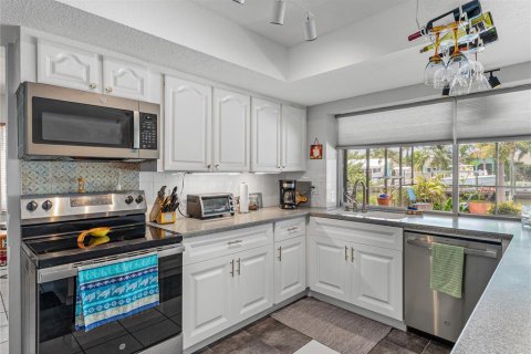 House in Apollo Beach, Florida 3 bedrooms, 147.71 sq.m. № 2166389 - photo 13