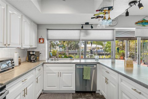 House in Apollo Beach, Florida 3 bedrooms, 147.71 sq.m. № 2166389 - photo 12