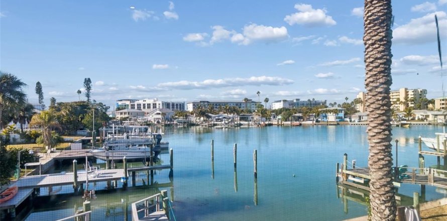 Apartment in Madeira Beach, Florida 2 bedrooms, 65.22 sq.m. № 2224843