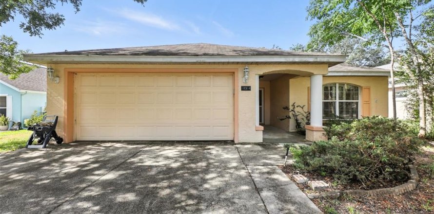 House in Leesburg, Florida 2 bedrooms, 117.24 sq.m. № 1851823