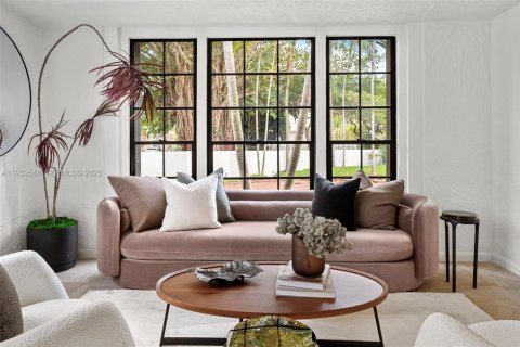 House in Miami Beach, Florida 6 bedrooms, 569.68 sq.m. № 1992479 - photo 19