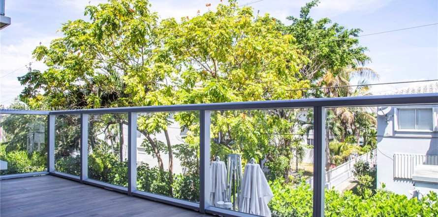 Кондоминиум с 4 спальнями в Майами, Флорида № 1941439