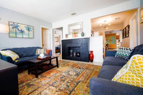 Снять в аренду виллу или дом в Форт-Лодердейл, Флорида 3 спальни, 121.89м2, № 1956405 - фото 1