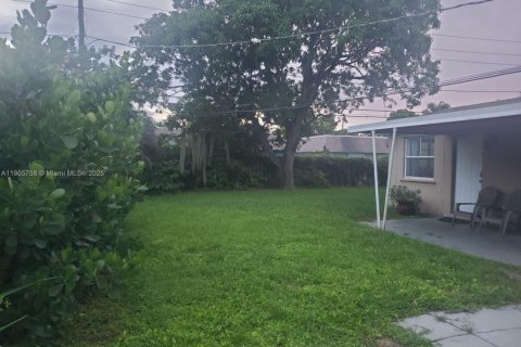 Снять в аренду виллу или дом в Форт-Лодердейл, Флорида 3 спальни, 121.89м2, № 1956405 - фото 2