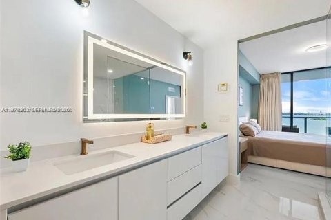 Condo in Miami, Florida, 2 bedrooms  № 2259937 - photo 9