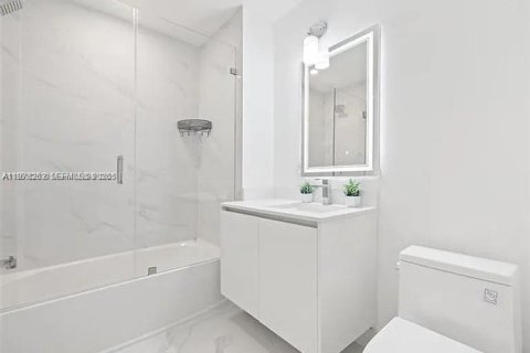 Condo in Miami, Florida, 2 bedrooms  № 2259937 - photo 5