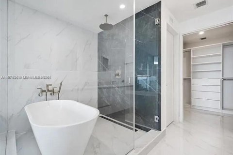 Condo in Miami, Florida, 2 bedrooms  № 2259937 - photo 4