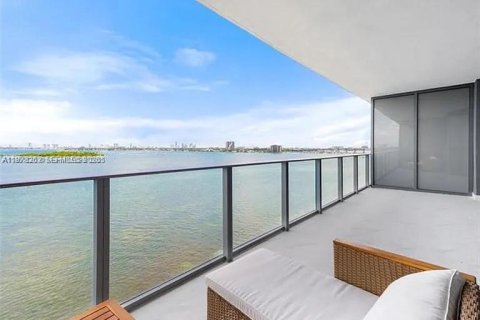 Condo in Miami, Florida, 2 bedrooms  № 2259937 - photo 3