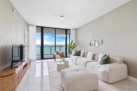 Condo in Miami, Florida, 2 bedrooms  № 2259937 - photo 17