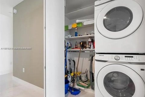 Condo in Miami, Florida, 2 bedrooms  № 2259937 - photo 21