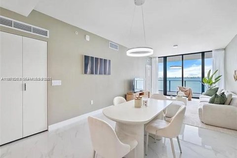Condo in Miami, Florida, 2 bedrooms  № 2259937 - photo 19
