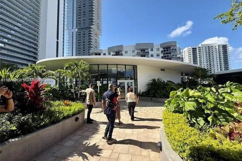 Condo in Miami, Florida, 2 bedrooms  № 2259937 - photo 13