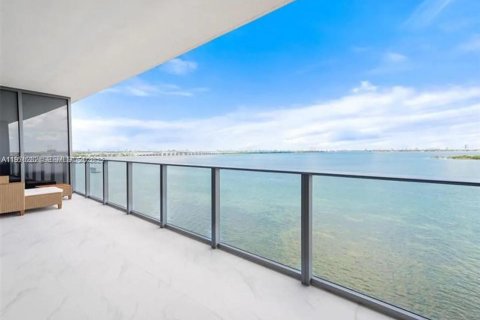 Condo in Miami, Florida, 2 bedrooms  № 2259937 - photo 2