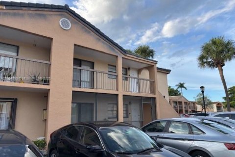 Condo in Hialeah, Florida, 2 bedrooms  № 1892823 - photo 1