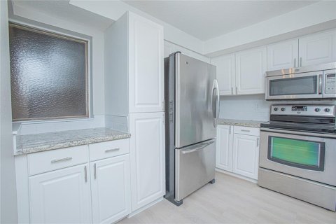 Condo in Altamonte Springs, Florida, 2 bedrooms  № 1716986 - photo 11