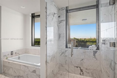 Condo in Miami Beach, Florida, 6 bedrooms № 1991343 - photo 1
