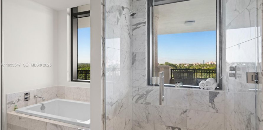 Condo in Miami Beach, Florida, 6 bedrooms № 1991343