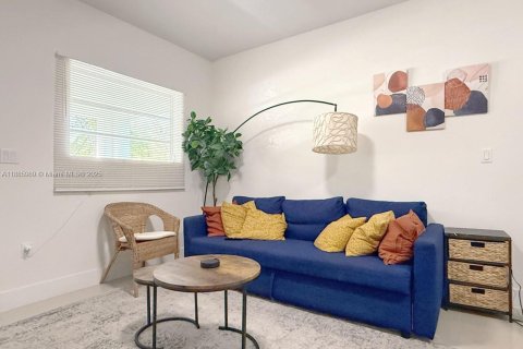 Снять в аренду коммерческую недвижимость в Майами, Флорида № 1933958 - фото 1