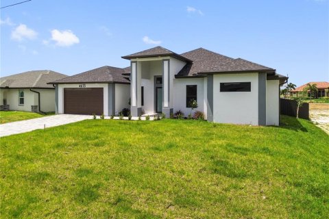 House in Cape Coral, Florida 3 bedrooms, 220.74 sq.m. № 1565807 - photo 2