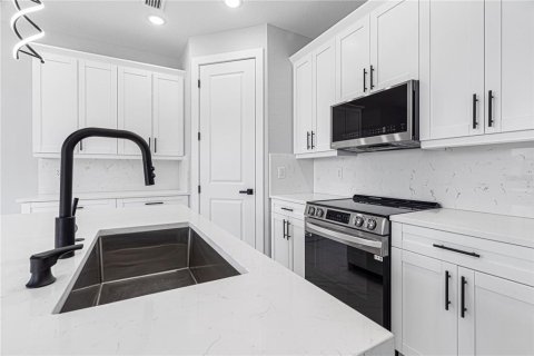 House in Cape Coral, Florida 3 bedrooms, 220.74 sq.m. № 1565807 - photo 13