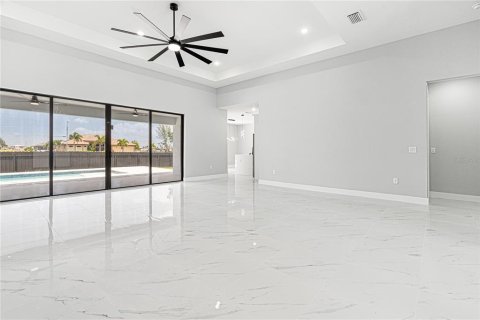 House in Cape Coral, Florida 3 bedrooms, 220.74 sq.m. № 1565807 - photo 6