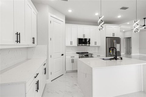 House in Cape Coral, Florida 3 bedrooms, 220.74 sq.m. № 1565807 - photo 10