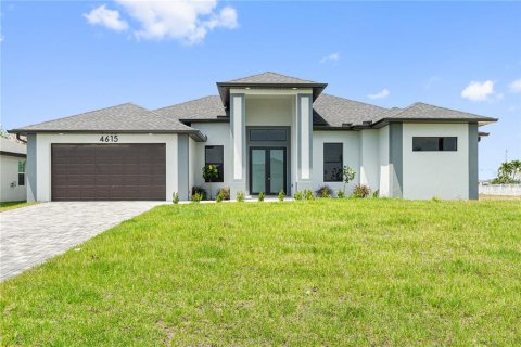 House in Cape Coral, Florida 3 bedrooms, 220.74 sq.m. № 1565807 - photo 1