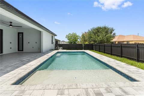 House in Cape Coral, Florida 3 bedrooms, 220.74 sq.m. № 1565807 - photo 3