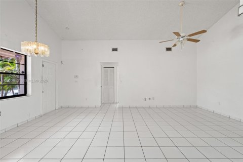 House in Miami, Florida 3 bedrooms, 115.66 sq.m. № 2087073 - photo 14