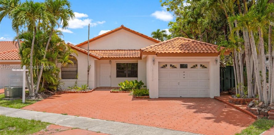 House in Miami, Florida 3 bedrooms, 115.66 sq.m. № 2087073