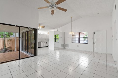 House in Miami, Florida 3 bedrooms, 115.66 sq.m. № 2087073 - photo 15
