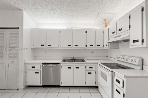 House in Miami, Florida 3 bedrooms, 115.66 sq.m. № 2087073 - photo 20