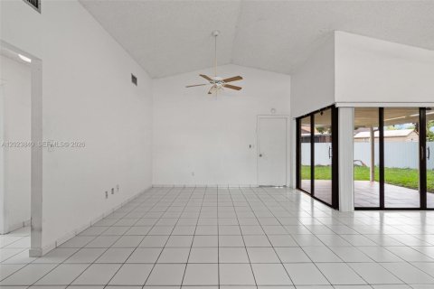 House in Miami, Florida 3 bedrooms, 115.66 sq.m. № 2087073 - photo 12