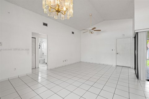 House in Miami, Florida 3 bedrooms, 115.66 sq.m. № 2087073 - photo 13