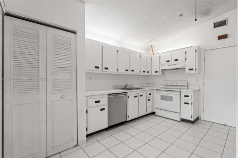 House in Miami, Florida 3 bedrooms, 115.66 sq.m. № 2087073 - photo 3