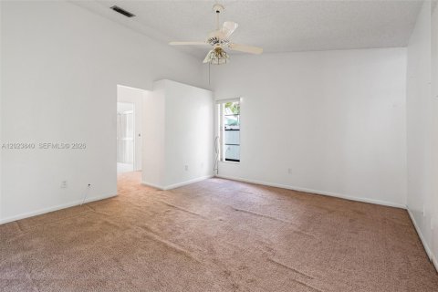 House in Miami, Florida 3 bedrooms, 115.66 sq.m. № 2087073 - photo 4