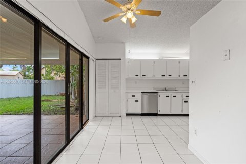 House in Miami, Florida 3 bedrooms, 115.66 sq.m. № 2087073 - photo 18