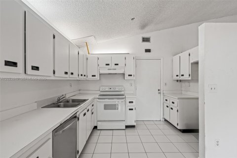House in Miami, Florida 3 bedrooms, 115.66 sq.m. № 2087073 - photo 19