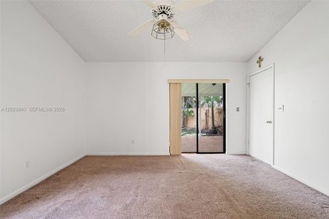 House in Miami, Florida 3 bedrooms, 115.66 sq.m. № 2087073 - photo 24