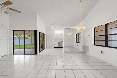 House in Miami, Florida 3 bedrooms, 115.66 sq.m. № 2087073 - photo 17